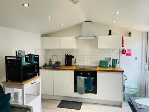 Kuchyň nebo kuchyňský kout v ubytování Heathrow Airport 10 mins drive l FREE SECURE PARKING l Tiny House with Courtyard