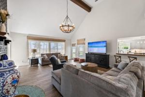 Televiisor ja/või meelelahutuskeskus majutusasutuses Gorgeous! Petey's Place! Waterfront! Private Pool! Free Activities Included!