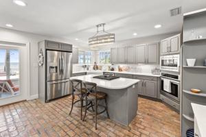 Köök või kööginurk majutusasutuses Gorgeous! Petey's Place! Waterfront! Private Pool! Free Activities Included!