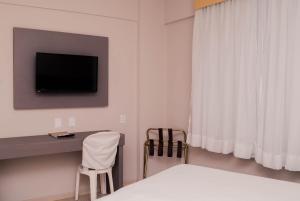 Uma TV ou centro de entretenimento em Abba Hotel