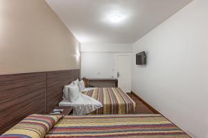 Uma TV ou centro de entretenimento em Abba Hotel