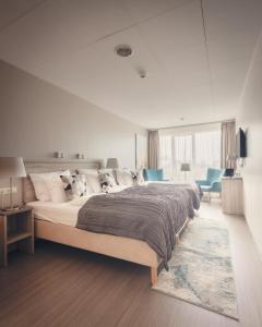 A bed or beds in a room at Hótel Fransiskus Stykkishólmi