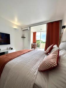 ein Schlafzimmer mit einem großen Bett und einem großen Fenster in der Unterkunft Studio sunshine vue mer et piscine in Tartane