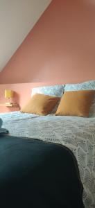 普洛埃默Kerarmel的一间卧室，有一张大床，上面有枕头