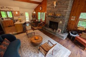 Η κουζίνα ή μικρή κουζίνα στο The Fern Hill Lodge Serenity on 20 Acres
