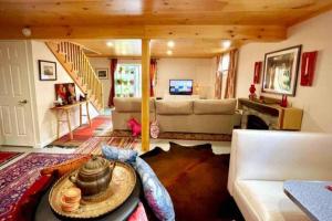 Χώρος καθιστικού στο The Fern Hill Lodge Serenity on 20 Acres