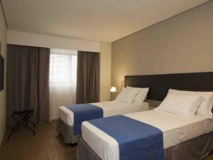 Postel nebo postele na pokoji v ubytování Fity Hotel