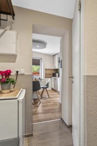 a kitchen and living room with a table and chairs at Harzduft - Wanderbasis mit Bergblick & Garten in Thale