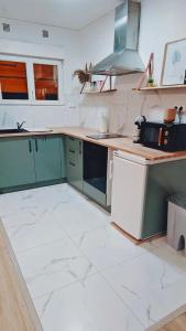 Dapur atau dapur kecil di Kaylee Lounge +8 gambar