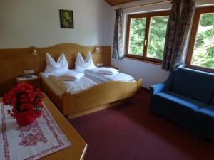 A bed or beds in a room at Residence Blumenthalerhof Még 37 kép
