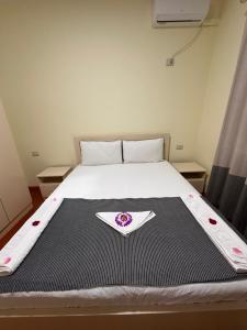 Rúm í herbergi á Bar Restaurant Hotel Gysi