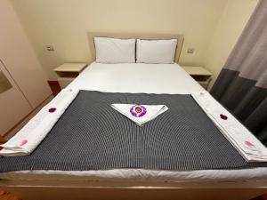 Rúm í herbergi á Bar Restaurant Hotel Gysi