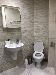un baño con inodoro y lavabo en Ssenyange Sea View Apartment, en Varna 7 fotos más