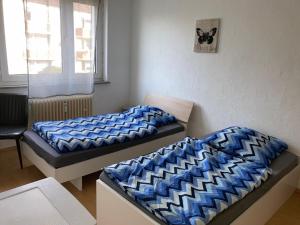 due letti in una stanza con una finestra di Rentarooms B a Oebisfelde
