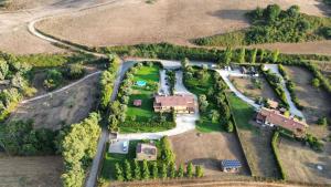 una vista aérea de una casa con patio en La Rosa del lago, en Bracciano
