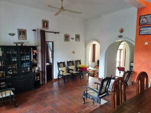 Posezení v ubytování Wagi Villa & Hostel " Free pickup from kandy"