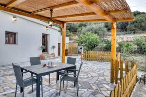 Patio nebo venkovní prostory v ubytování Villa Camesi - Quiet Escape with Stunning Views