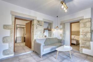 Posezení v ubytování Villa Camesi - Quiet Escape with Stunning Views