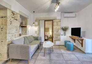 TV a/nebo společenská místnost v ubytování Villa Camesi - Quiet Escape with Stunning Views