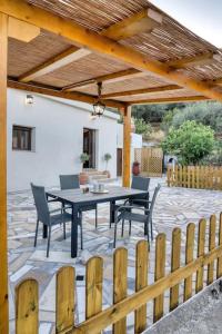 Patio nebo venkovní prostory v ubytování Villa Camesi - Quiet Escape with Stunning Views