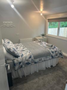 ein Schlafzimmer mit einem Bett und einem Fenster in der Unterkunft Hideaway21 in Maghera
