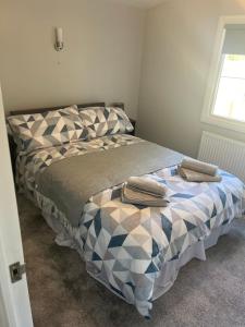 ein Bett mit zwei Handtüchern darauf in einem Schlafzimmer in der Unterkunft Hideaway21 in Maghera