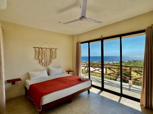Un dormitorio con una cama y una ventana grande. en Casa Zianda - Departamentos en Puerto Escondido, en Brisas de Zicatela 178 fotos más