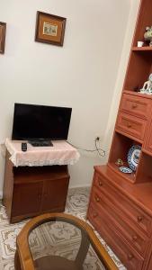 a room with a desk with a laptop on top of it at Acogedora casa a pie de playa in Cillero