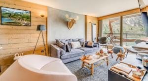 a living room with a couch and a table at Résidence Phoenix - 5 pièces 8 personnes 4 MAE-9511 in Tignes