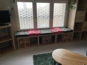 a window seat in a room with two windows at La cigale des cantarelles in Mornas