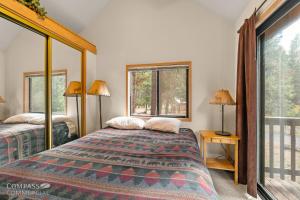 Ένα ή περισσότερα κρεβάτια σε δωμάτιο στο Willamette Pass Inn & Chalets
