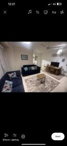 Bild eines Schlafzimmers mit einem Bett und einem Tisch in der Unterkunft Happy home in Hurghada