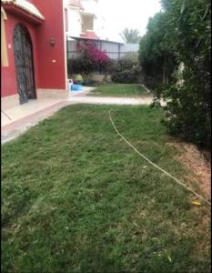 ein Hof mit einem Schlauch vor einem Haus in der Unterkunft Happy home in Hurghada