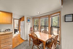 Η κουζίνα ή μικρή κουζίνα στο Willamette Pass Inn & Chalets