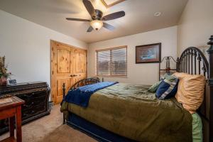 Ένα ή περισσότερα κρεβάτια σε δωμάτιο στο Snowcrest Summit Retreat +62 φωτογραφίες