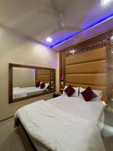 Postel nebo postele na pokoji v ubytování Hotel Blue Wellington - Near Mumbai Airport