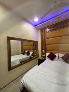 Postel nebo postele na pokoji v ubytování Hotel Blue Wellington - Near Mumbai Airport