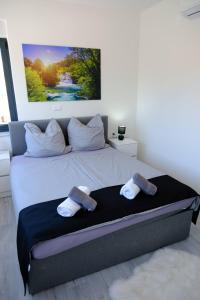 una camera da letto con un letto con due asciugamani sopra di Villa Vida a Vodice Altre 80 foto