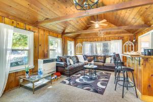 Χώρος καθιστικού στο Pet-Friendly California Abode with Fenced-In Yard!