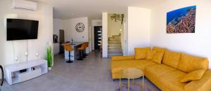 un soggiorno con un divano e una TV di Villa Vida a Vodice