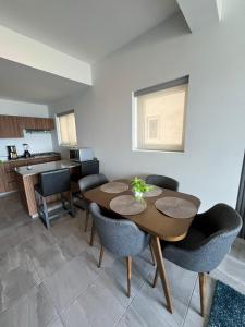 a dining room with a table and chairs at Departamento con vista al mar en Cabo Marino in Conchal
