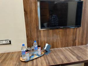 TV a/nebo společenská místnost v ubytování Hotel Blue Wellington - Near Mumbai Airport