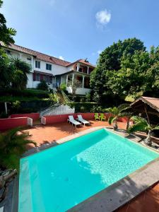 Bazén v ubytování La Canopée Enchantée, chambres d'hôtes, piscine, proche aéroport, Gare maritime nebo v jeho okolí