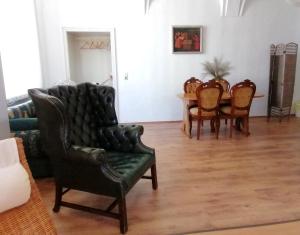 Posezení v ubytování Nr 2 Gemütliche Suite mit King-Size Bett und Essbereich im Zentrum im Neubarockstyle