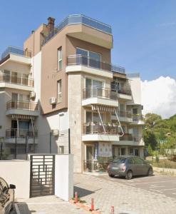 un edificio con un coche aparcado delante en Ssenyange Sea View Apartment, en Varna