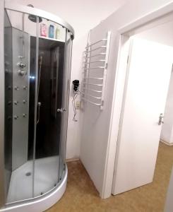 Koupelna v ubytování Nr 2 Gemütliche Suite mit King-Size Bett und Essbereich im Zentrum im Neubarockstyle