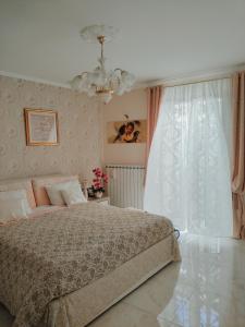 a bedroom with a bed and a window at Il Vicoletto in Isernia