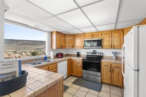 Η κουζίνα ή μικρή κουζίνα στο St George Vacation Rental Condo sleeps 9 guest with Resort Amenities