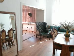 Posezení v ubytování Nr 2 Gemütliche Suite mit King-Size Bett und Essbereich im Zentrum im Neubarockstyle
