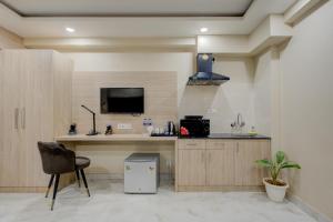 eine Küche mit einer Theke und einem TV an der Wand in der Unterkunft The Paras Studio Serviced Apartments in Gurgaon